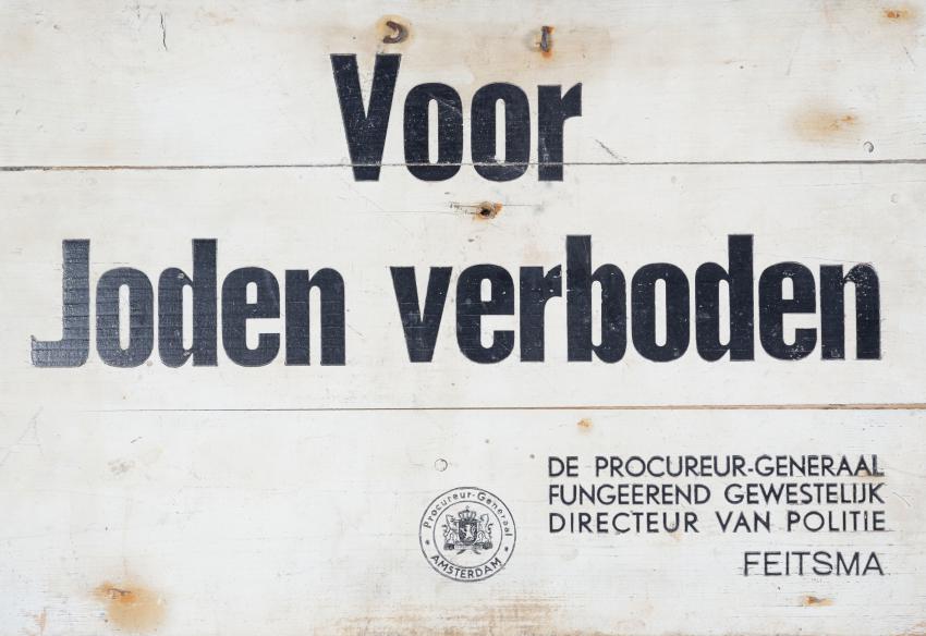 שלט מתקופת הכיבוש הנאצי בהילברסום, הולנד ועליו כתוב "אסור ליהודים..!"